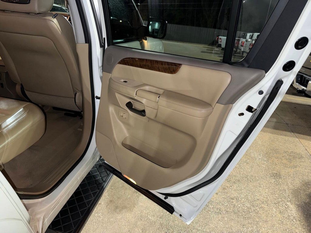 Nissan Armada Vehicle Full-screen Gallery Image 23