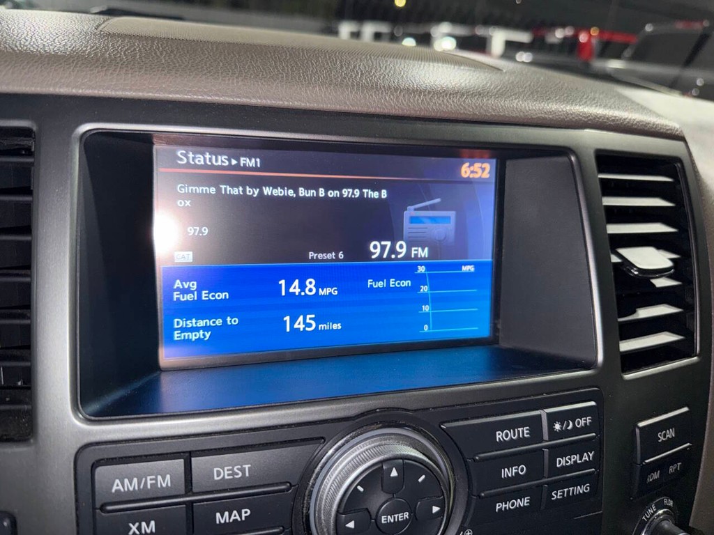 Nissan Armada Vehicle Full-screen Gallery Image 32