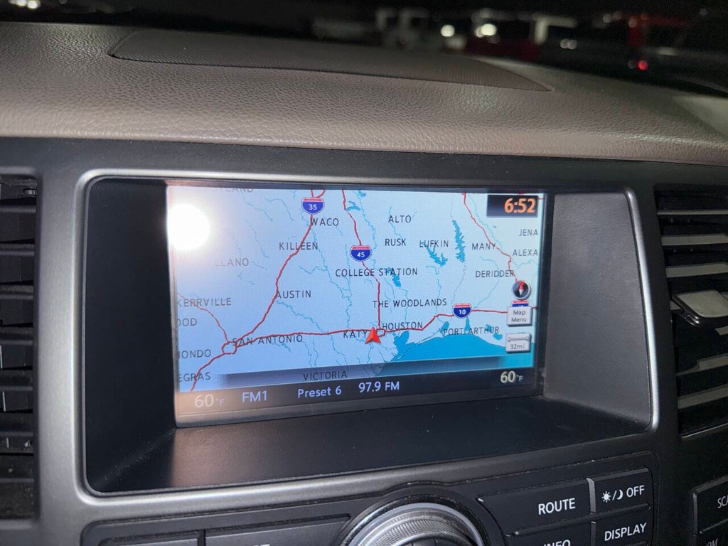 Nissan Armada Vehicle Full-screen Gallery Image 33