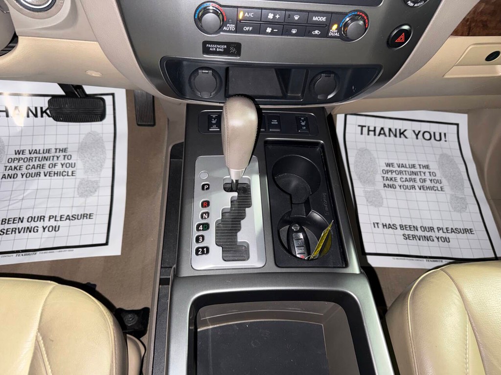 Nissan Armada Vehicle Full-screen Gallery Image 36