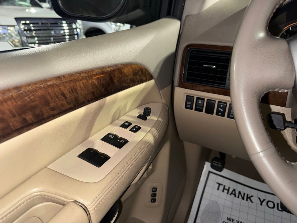 Nissan Armada Vehicle Full-screen Gallery Image 37