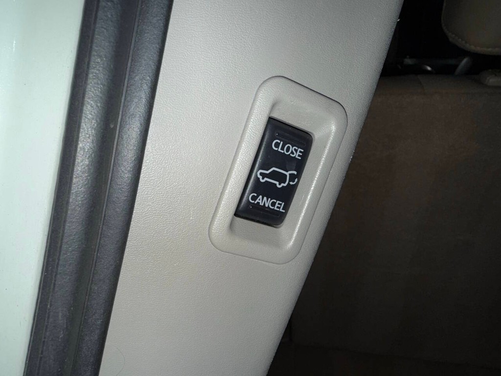 Nissan Armada Vehicle Full-screen Gallery Image 43