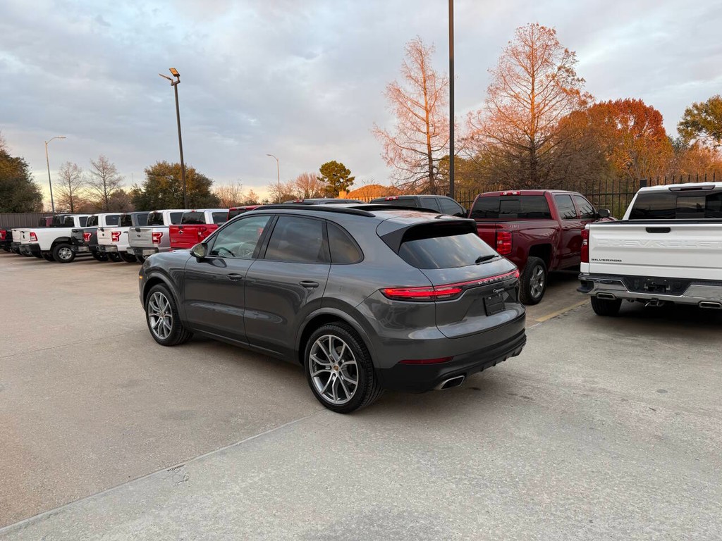 Porsche Cayenne Vehicle Full-screen Gallery Image 04
