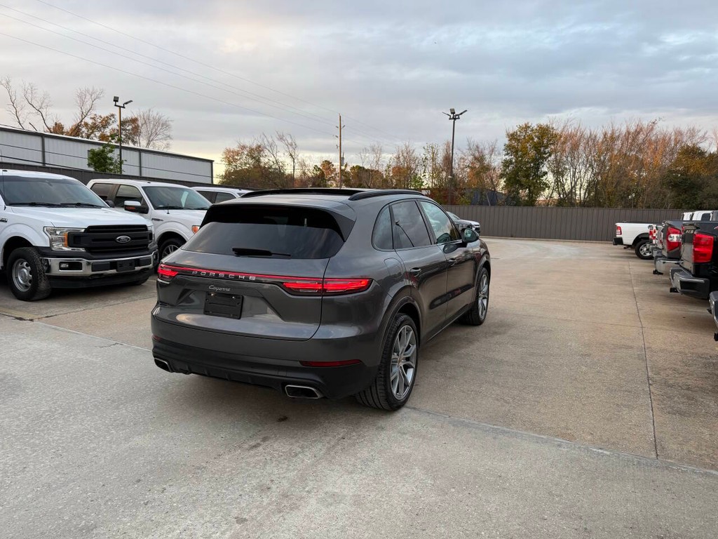 Porsche Cayenne Vehicle Full-screen Gallery Image 05