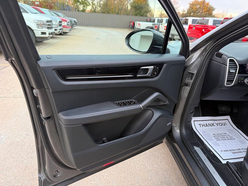 Porsche Cayenne Vehicle Full-screen Gallery Image 08