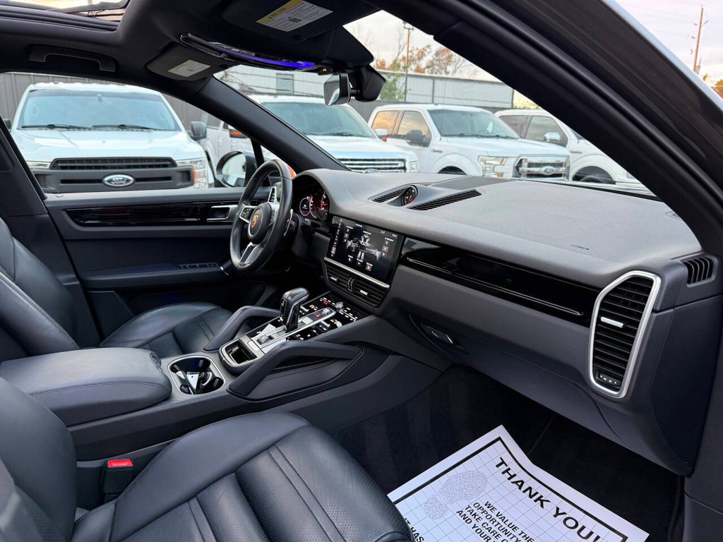 Porsche Cayenne Vehicle Full-screen Gallery Image 09