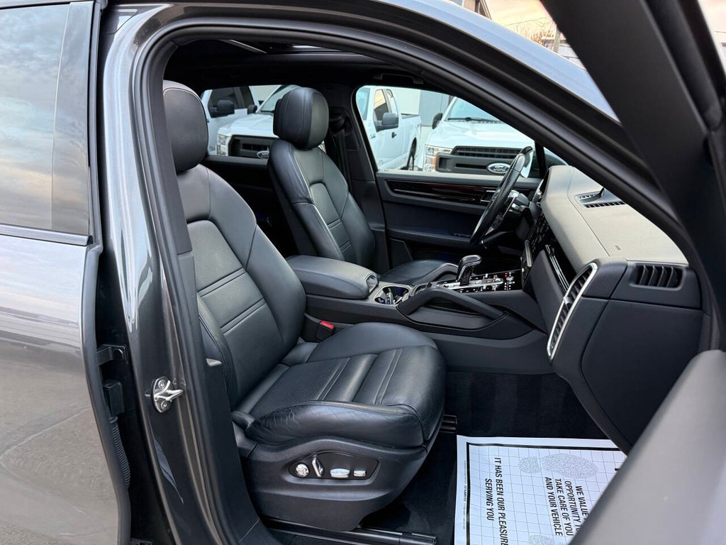 Porsche Cayenne Vehicle Full-screen Gallery Image 10