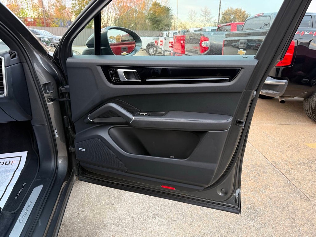 Porsche Cayenne Vehicle Full-screen Gallery Image 11