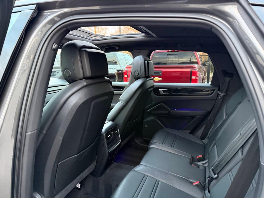 Porsche Cayenne Vehicle Full-screen Gallery Image 12