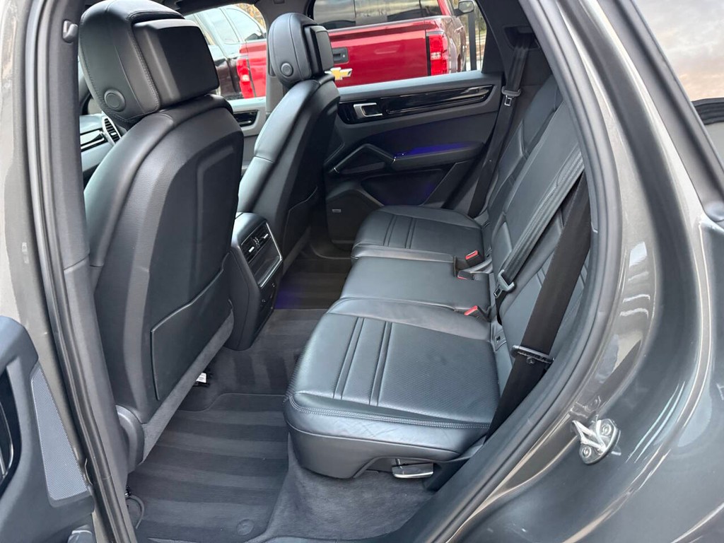 Porsche Cayenne Vehicle Full-screen Gallery Image 13