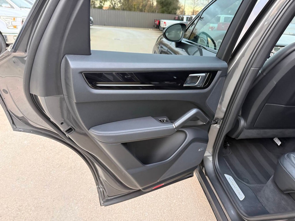 Porsche Cayenne Vehicle Full-screen Gallery Image 14