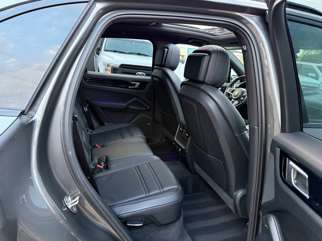 Porsche Cayenne Vehicle Full-screen Gallery Image 15