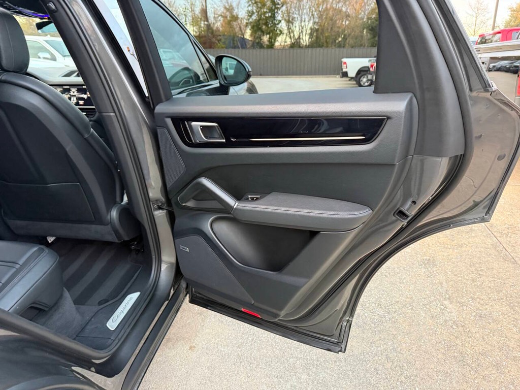 Porsche Cayenne Vehicle Full-screen Gallery Image 16