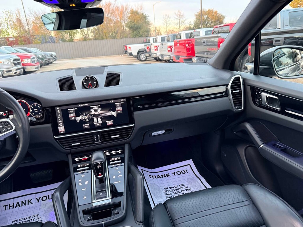 Porsche Cayenne Vehicle Full-screen Gallery Image 20