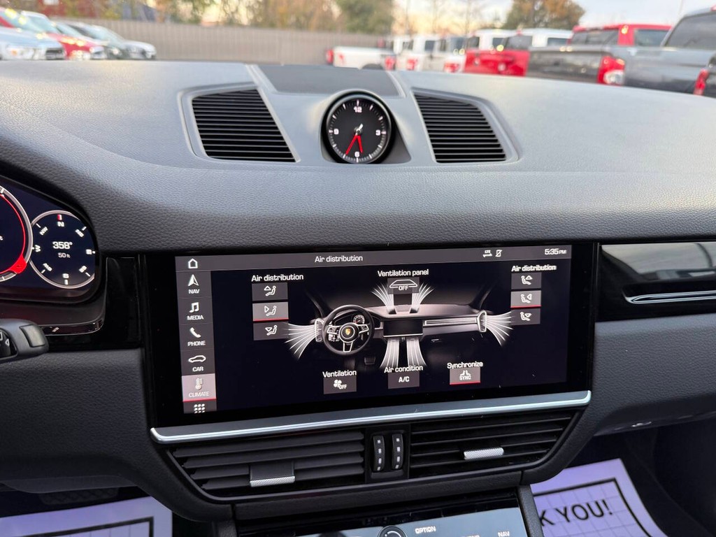 Porsche Cayenne Vehicle Full-screen Gallery Image 24