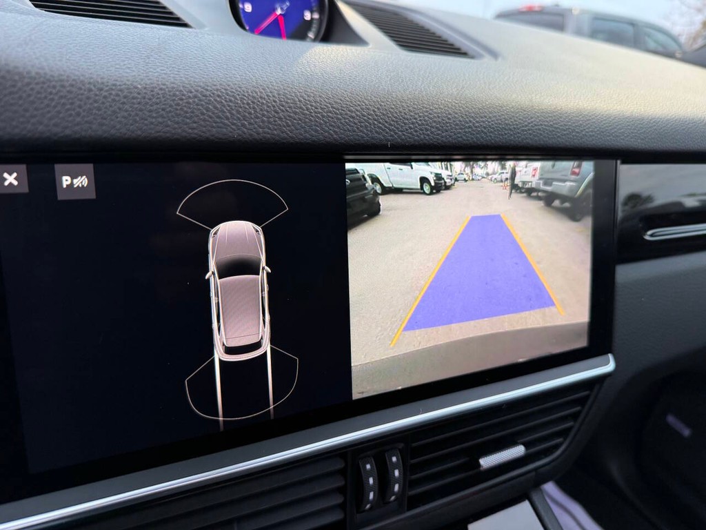 Porsche Cayenne Vehicle Full-screen Gallery Image 25