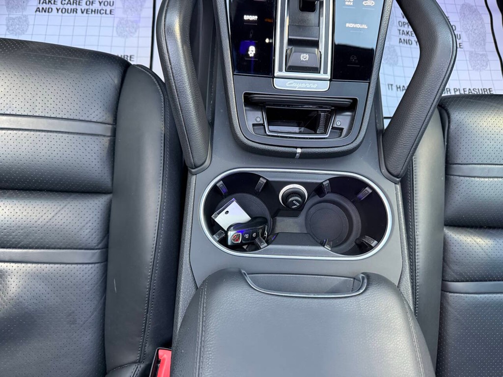 Porsche Cayenne Vehicle Full-screen Gallery Image 28