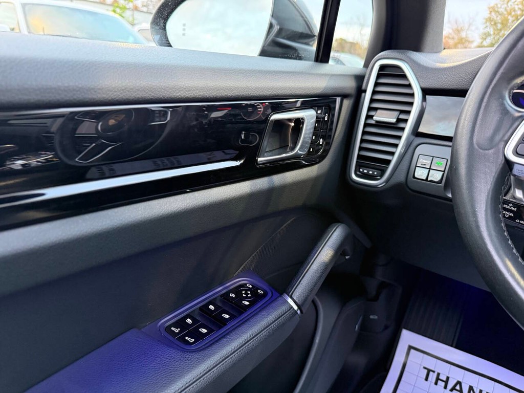 Porsche Cayenne Vehicle Full-screen Gallery Image 29