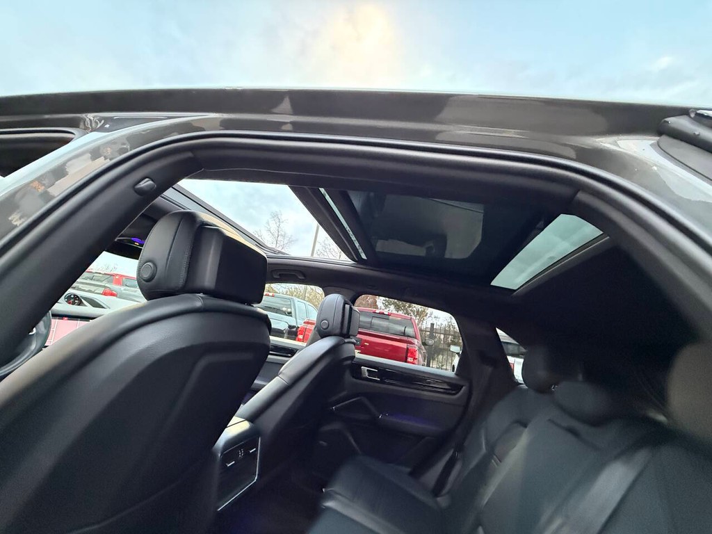 Porsche Cayenne Vehicle Full-screen Gallery Image 32