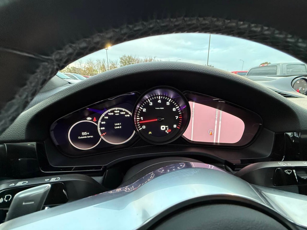 Porsche Cayenne Vehicle Full-screen Gallery Image 34