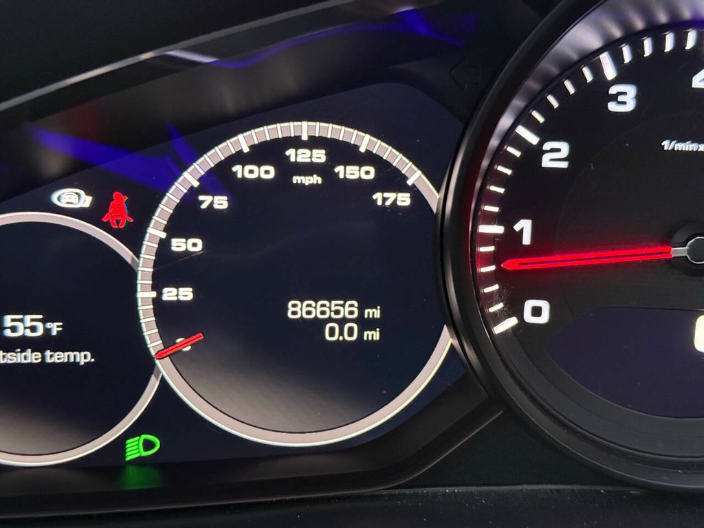 Porsche Cayenne Vehicle Full-screen Gallery Image 35