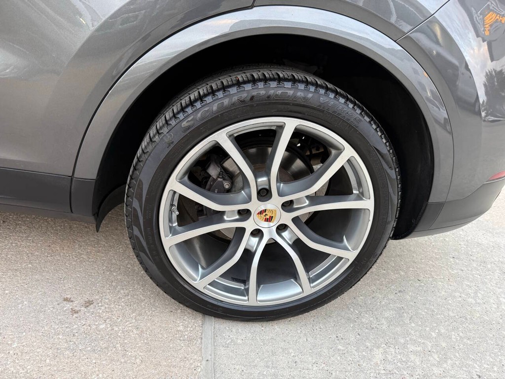 Porsche Cayenne Vehicle Full-screen Gallery Image 38