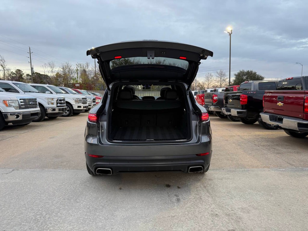 Porsche Cayenne Vehicle Full-screen Gallery Image 39