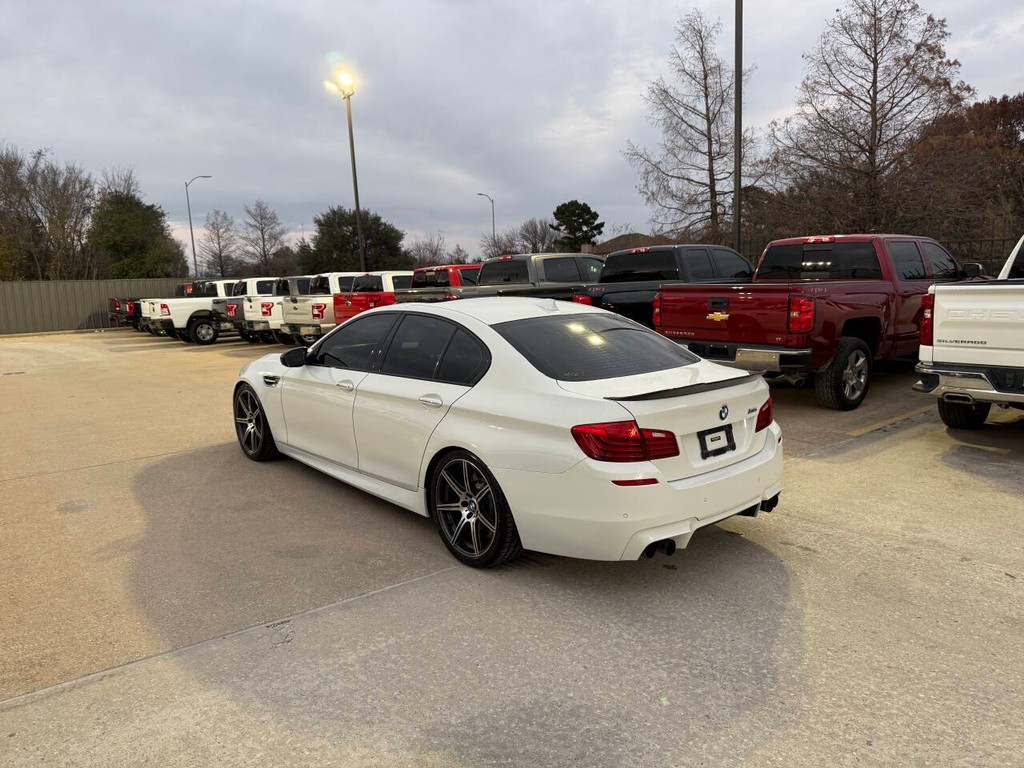 BMW M5 Vehicle Full-screen Gallery Image 04