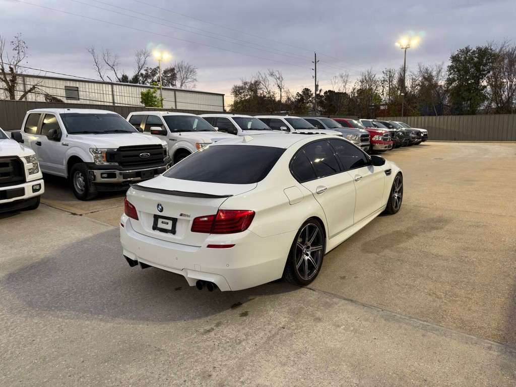 BMW M5 Vehicle Full-screen Gallery Image 05