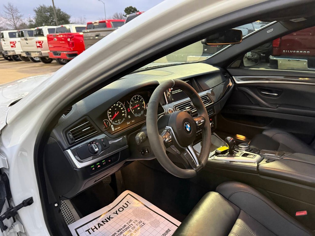 BMW M5 Vehicle Full-screen Gallery Image 06