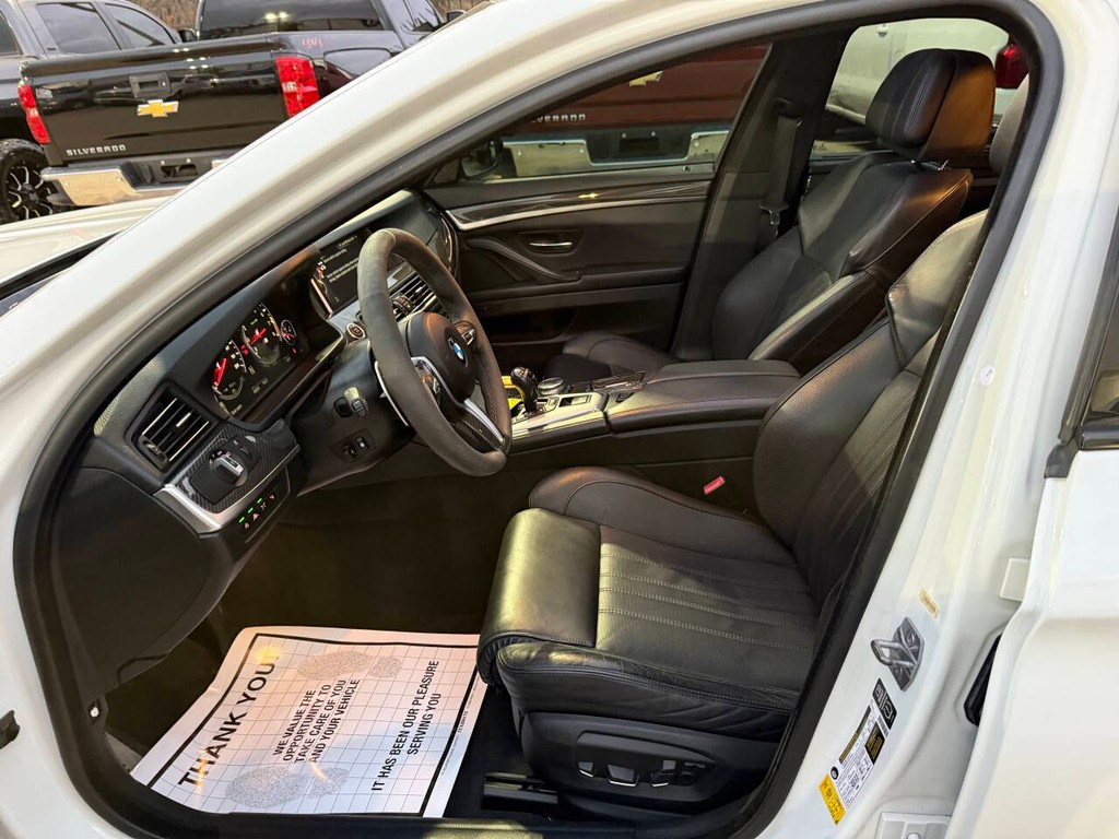 BMW M5 Vehicle Full-screen Gallery Image 07