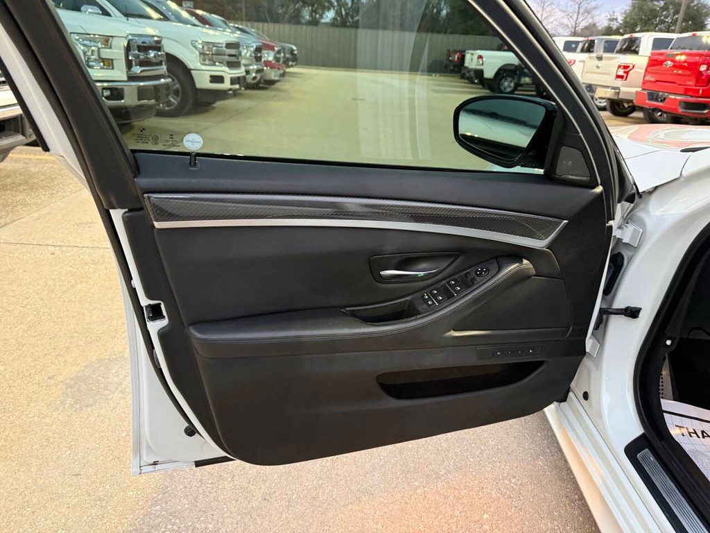 BMW M5 Vehicle Full-screen Gallery Image 08