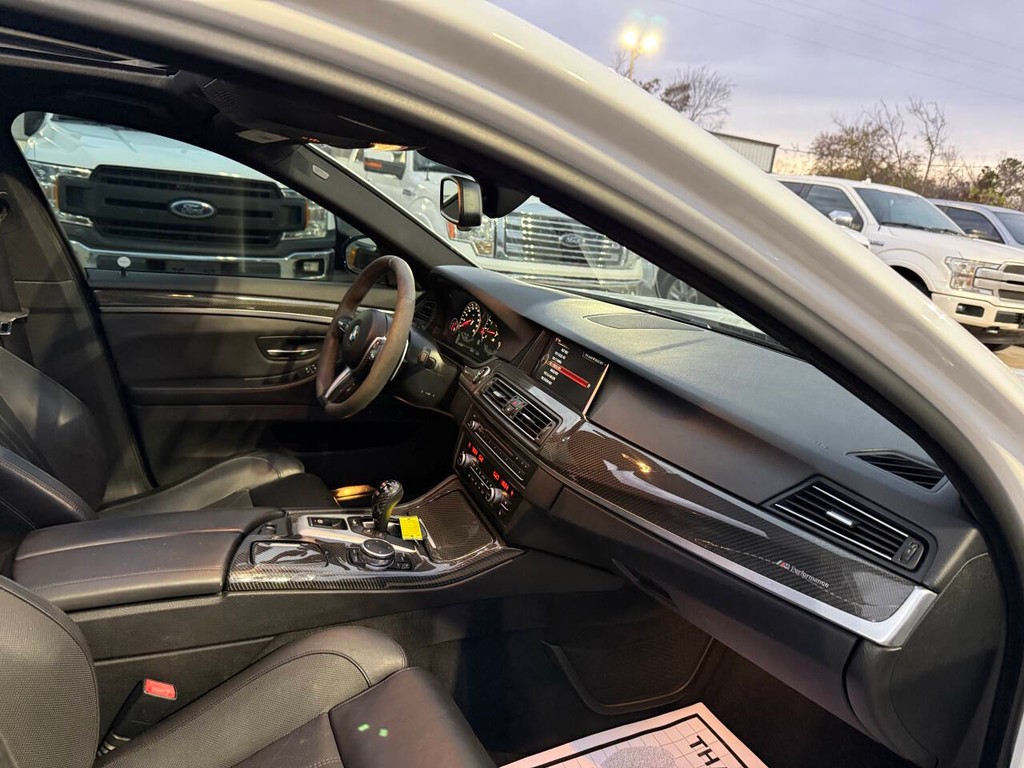 BMW M5 Vehicle Full-screen Gallery Image 09