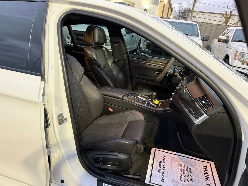 BMW M5 Vehicle Full-screen Gallery Image 11