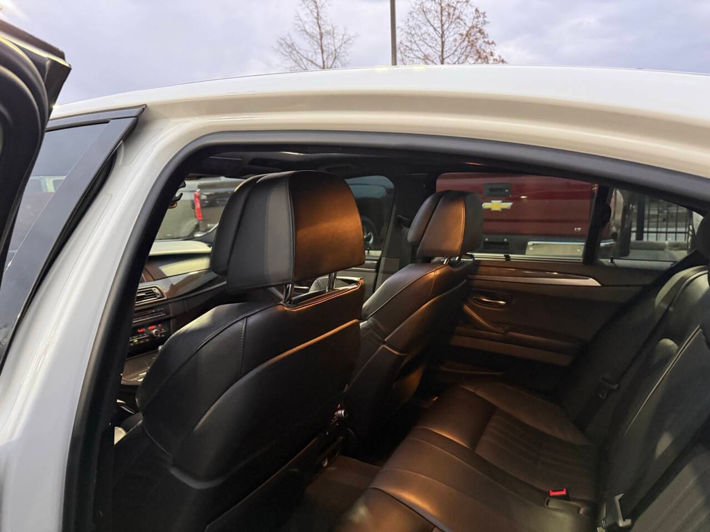 BMW M5 Vehicle Full-screen Gallery Image 13