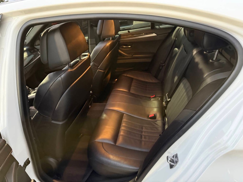 BMW M5 Vehicle Full-screen Gallery Image 15