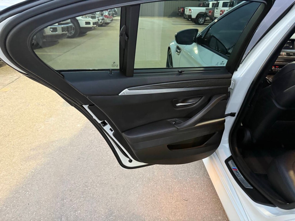 BMW M5 Vehicle Full-screen Gallery Image 16