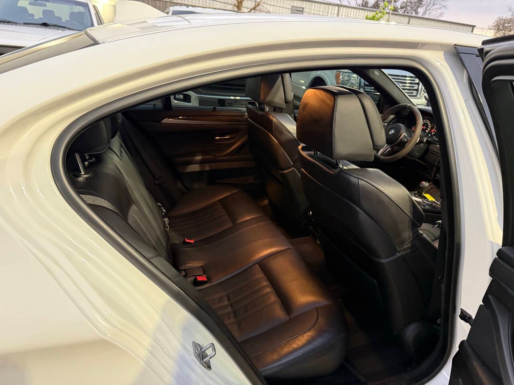 BMW M5 Vehicle Full-screen Gallery Image 17