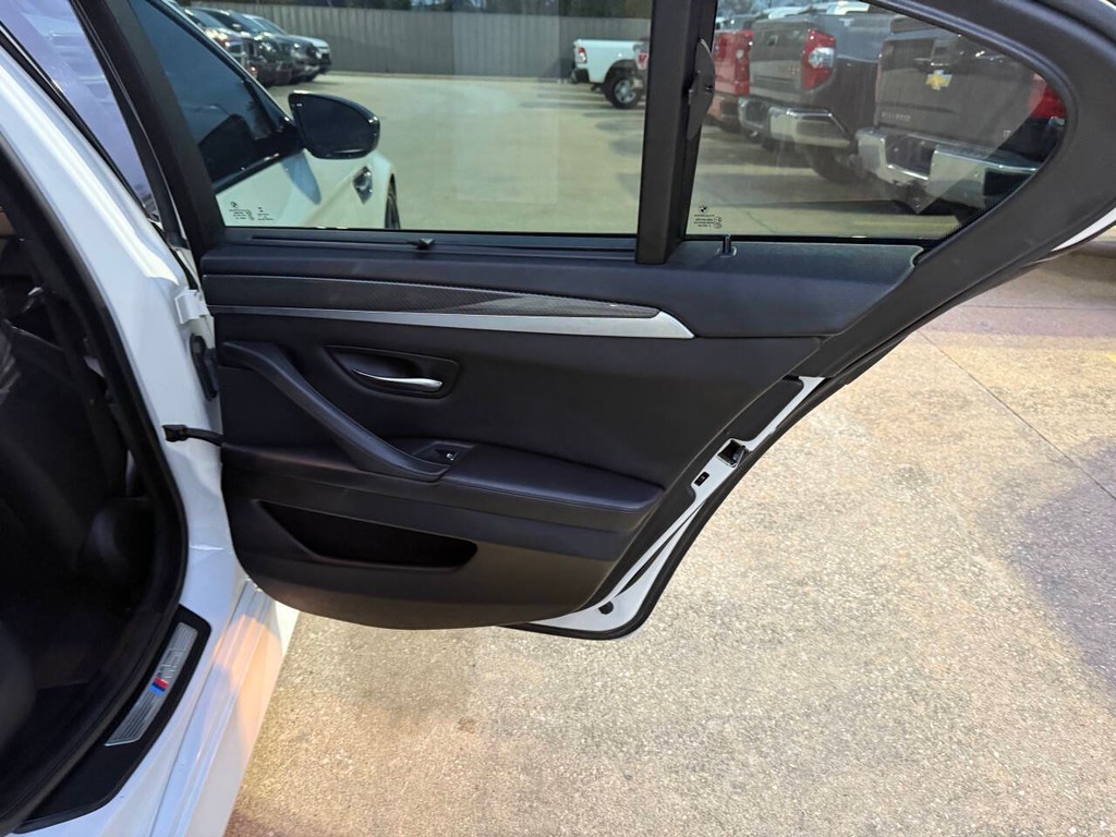 BMW M5 Vehicle Full-screen Gallery Image 18