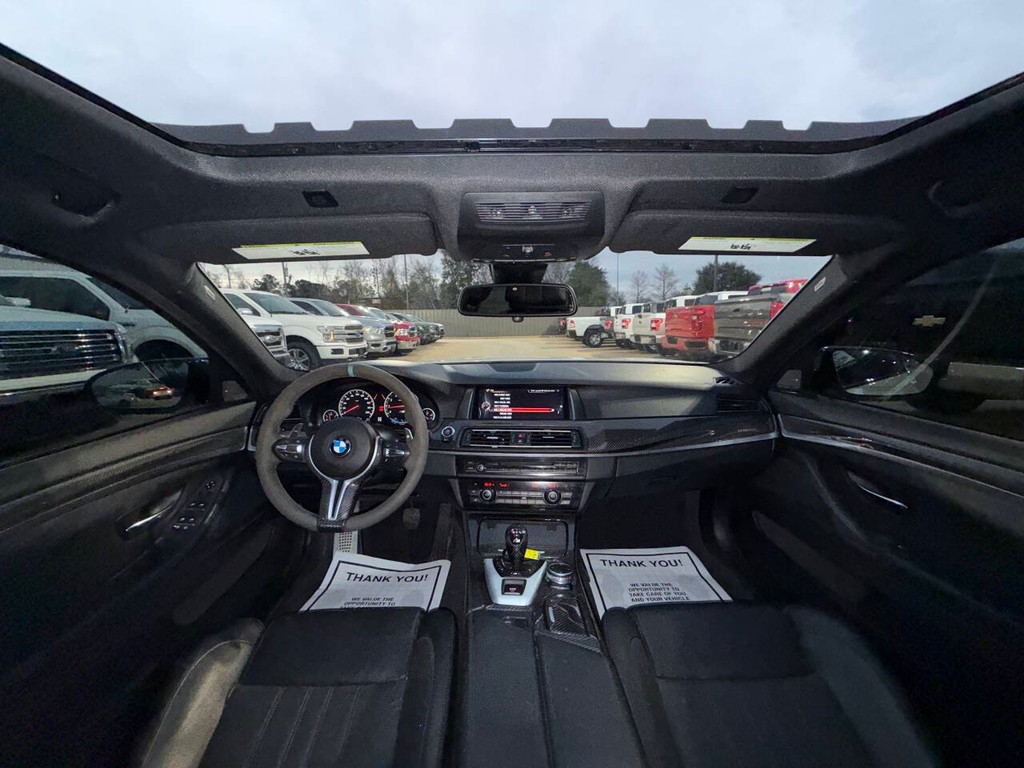 BMW M5 Vehicle Full-screen Gallery Image 20