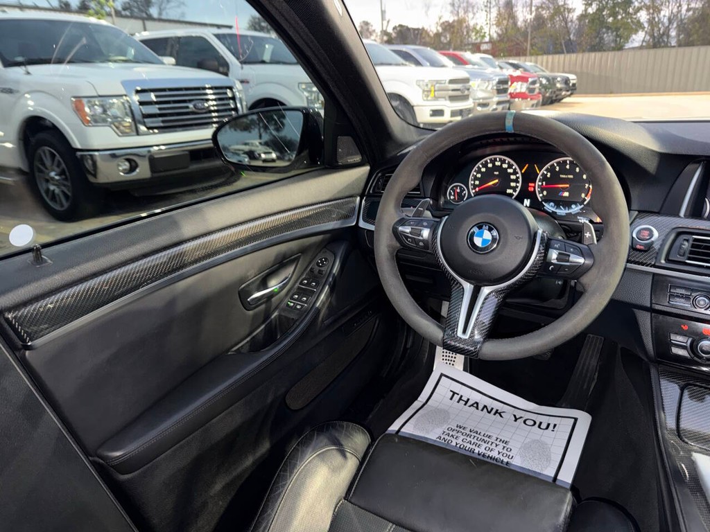 BMW M5 Vehicle Full-screen Gallery Image 21