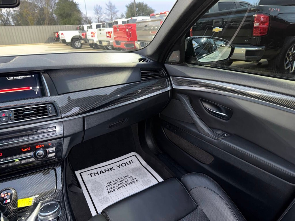 BMW M5 Vehicle Full-screen Gallery Image 22