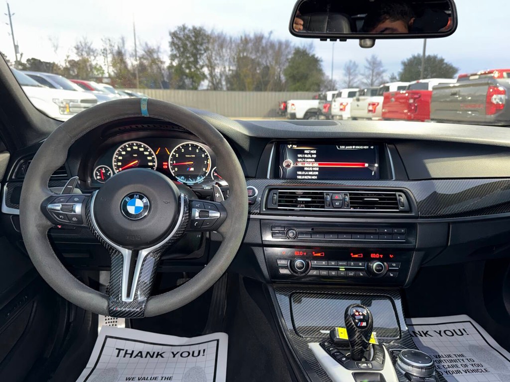 BMW M5 Vehicle Full-screen Gallery Image 23