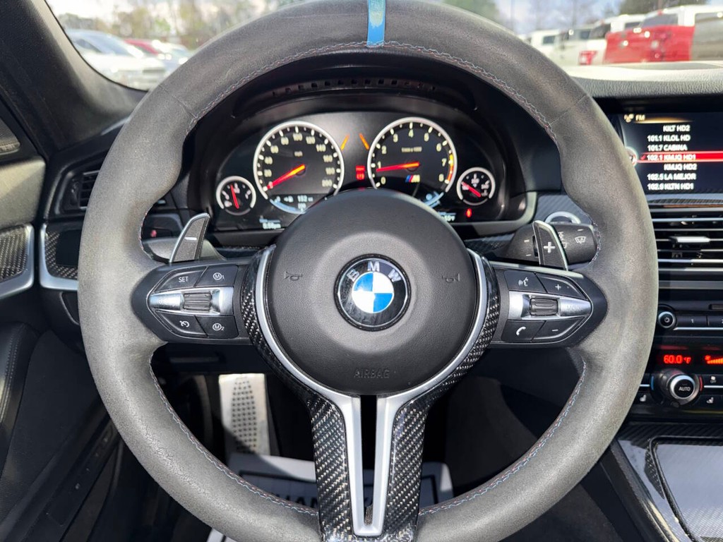 BMW M5 Vehicle Full-screen Gallery Image 25