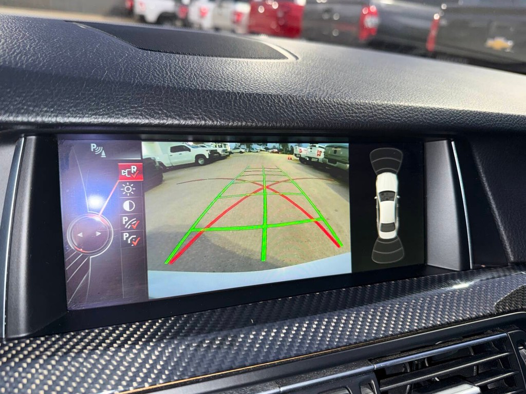 BMW M5 Vehicle Full-screen Gallery Image 28