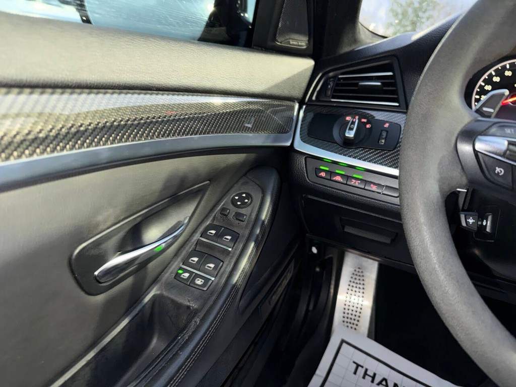 BMW M5 Vehicle Full-screen Gallery Image 32