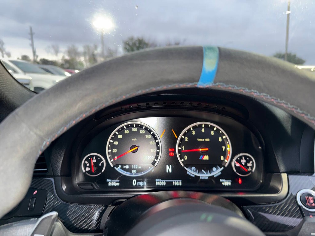 BMW M5 Vehicle Full-screen Gallery Image 34