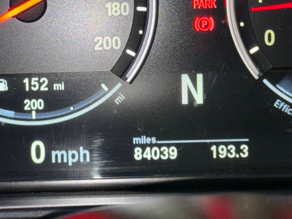 BMW M5 Vehicle Full-screen Gallery Image 36