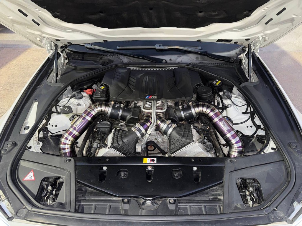 BMW M5 Vehicle Full-screen Gallery Image 37