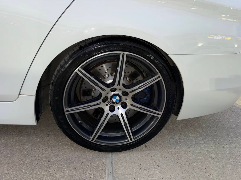 BMW M5 Vehicle Full-screen Gallery Image 38